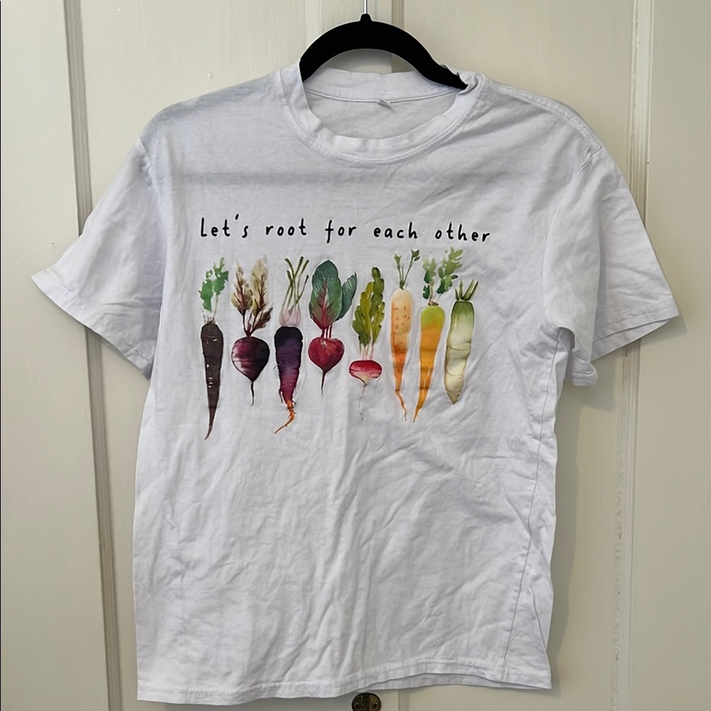 💕White Short Sleeve Tee with Playful Vegetable Design